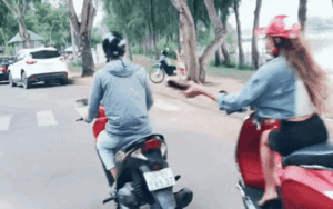 Clip: Đang lái xe trên đường, nam thanh niên bất ngờ bị nữ quái xế cầm guốc phang thẳng vào đầu