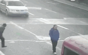 Nhắm mắt lao thẳng vào xe ô tô đang chạy hòng ăn vạ, người đàn ông bị 'phản đòn' đau điếng