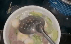 Nấu xong tô mỳ với đầy đủ nguyên liệu xịn xò, chàng trai liền 'khóc thét' khi thấy thứ này dưới đáy nồi