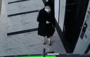 Vừa bấm xong thang máy, người phụ nữ liền lảo đảo bước chân trước khi khoảnh khắc kinh hoàng ập tới