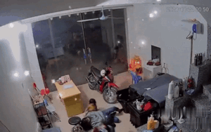 Cháu trai nghịch như giặc, 2 lần 'chơi khăm' khiến dì ngã đau điếng