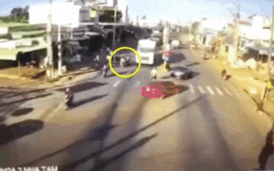 Clip: Xe máy chở 4 mẹ con bị cuốn vào gầm xe tải, bé gái 12 tuổi tử vong tại chỗ