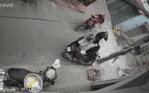 Clip: Người phụ nữ đeo túi xách hớ hênh bị gã đàn ông táo tợn giật phăng ngay trước mắt