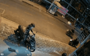 Thấy 2 kẻ lạ đang trộm xe, bé trai nói 1 câu khiến bọn trộm co giò bỏ chạy