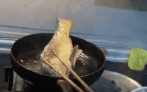 Clip: Cá đã rán vàng vẫn bật nhảy tanh tách, 'ném' luôn cả chiếc chảo xuống sàn nhà