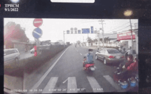 Clip 2 băng nhóm cầm hung khí rượt đuổi nhau trên quốc lộ, người đi đường hoảng hốt né tránh