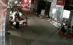 Clip: Ngồi ăn tất niên trước cửa nhà, bàn tiệc bị xe công nông lao vào húc đổ