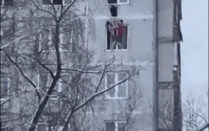 Thấy cô gái kẹt trong biển khói trên tầng 9, hai thanh niên có hành động khiến ai cũng sốc