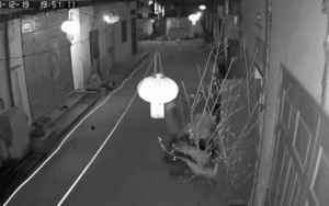 Clip: Cướp xông vào tận nhà ngày mùng 4 Tết, cô gái bị kéo lê trên đường