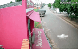 Hai mẹ con chạy vào nhà tránh ô tô tải bị tuột dốc, không ngờ chiếc xe lại lao vào chính diện