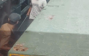 Hai tài xế lái xe đuổi chém nhau ngay trên đường khiến nhiều người khiếp hãi