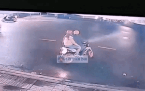 Bật tín hiệu xin sang đường rất cẩn thận nhưng đôi nam nữ vẫn bị tông trực diện, xe máy văng xa chục mét