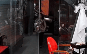 Clip: Đang chạy vào nhà, người phụ nữ bất ngờ đâm sầm vào cửa kính và cái kết gây bàng hoàng