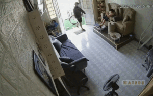'Lạnh người' clip bé trai ngồi chơi trong nhà bị một người đàn ông lạ mặt xông vào giở trò cướp giật