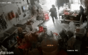 Clip: Tài xế ôtô 7 chỗ lùi xe ủi thẳng vào tiệm tạp hóa, nuốt gọn 2 mẹ con vào gầm và cái kết may mắn