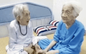 Clip: Cụ bà 101 tuổi hồ hởi đòi làm mai cho em gái 99 tuổi siêu dễ thương khiến dân tình 'cười sái hàm'