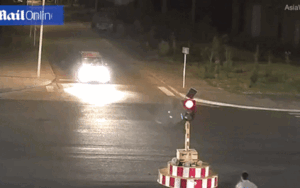 Clip: 'Bốc hỏa' vì phải chờ đèn đỏ tận 2 phút, nam tài xế cục xúc 'xử đẹp' cột đèn giao thông