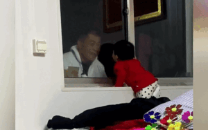 Ông tham gia chống Covid-19 tranh thủ gặp cháu gái qua cửa kính, clip ngắn gói trọn hành động ngọt ngào