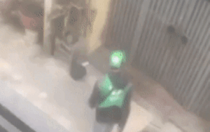 Bực bội không thấy khách xuống nhận hàng, nam shipper 'cục súc' làm một hành động phản cảm