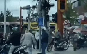 Ông chú hùng hổ 'đi đường quyền' nam thanh niên đang quỳ rạp dưới đất, hành động sau đó còn căm phẫn hơn