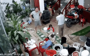 Clip: Góc quay toàn cảnh hé lộ phản ứng của người vợ khi bị chồng hất thẳng mâm cơm vào người