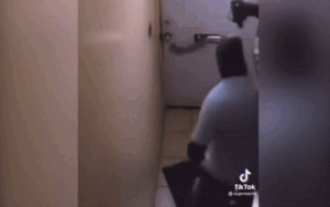 Clip: Thò tay vào mở cửa, tên trộm xui xẻo bị chủ nhà 'xử đẹp'