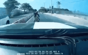 Clip: Người mẹ chở 2 con nhỏ không đội mũ bảo hiểm chạy phăng phăng trước đầu ô tô và cái kết gây chú ý