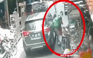 Không dưng gõ vào thân xe ôtô, nam tài xế xe công nghệ gây ra cuộc hỗn chiến náo loạn cả đoạn đường phố