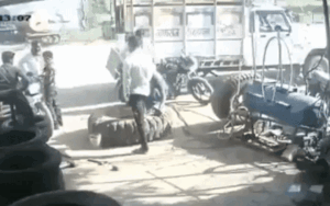 Clip: Đang bơm lốp xe bỗng phát nổ, hai nam thanh niên gặp nạn 'bay như chim'