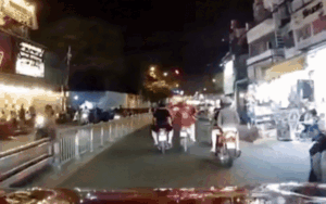 Clip: 'Cầu thủ áo 19' bất ngờ thể hiện màn lạng lách xe trên đường và cái kết khiến dân mạng hả hê