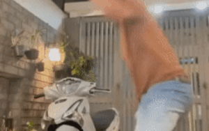 Clip: Chồng nổi cơn thịnh nộ đập tan tành chiếc xe máy vợ mới mua khiến dân tình bàn tán xôn xao