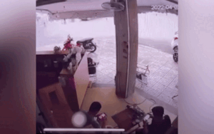 Clip: Cô gái bị mất lái khiến nhóm thanh niên bỏ chạy tán loạn