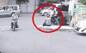 Clip: Nam phóng viên bị cướp túi xách ngay trước mặt