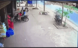 Clip: Người đàn không làm chủ tốc độ, tông gãy đôi cây xanh bên đường