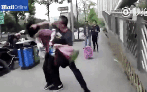 Clip: Xảy ra tranh cãi, người phụ nữ xịt hơi cay khiến gã đàn ông 'điên tiết' đấm tơi tả giữa phố