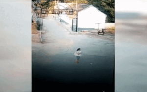 Clip: Cô gái đứng giữa đường, mải mê nhìn điện thoại, vài giây sau nhận kết cục thảm thương