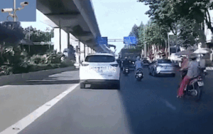 Bật xi nhan nhưng vẫn chưa yên tâm qua đường, người phụ nữ có hành động 'lạ' khiến dân mạng cười ngất