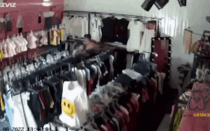 Bị tấn công, nữ chủ shop quần áo đá vào hạ bộ của nam thanh niên để thoát thân