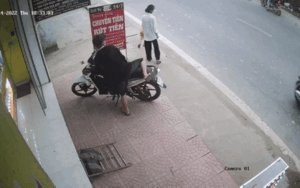 Bé trai vụt chạy sang đường suýt bị ôtô đâm trúng, phản ứng của ông bố khi chứng kiến gây khó hiểu