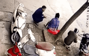 Cô gái gặp tai nạn xe vừa ngồi xuống nghỉ ngơi liền bị 'bàn tay hư' của gã đàn ông làm điều này