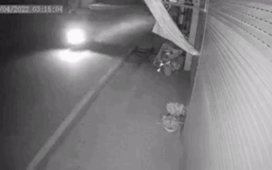 Cụ ông lững thững đi bộ lúc 3h sáng bị xe máy tông trúng, hành động vô cảm của tài xế sau đó gây bức xúc