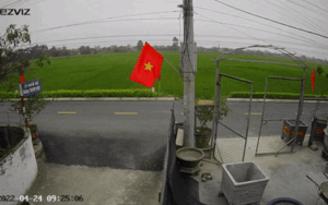 Clip: Đạp xe từ ngõ lao ra đường, bé trai bị xe tải húc văng, camera ghi lại cảnh tượng gây ám ảnh