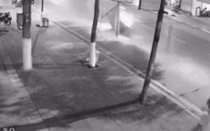 Thấy ô tô 'điên' lao lên vỉa hè, người đàn ông đang đi bộ làm một động tác 'nhanh như cắt' giúp thoát nạn