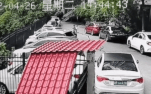 Clip: Nguyên một khu đất lớn nứt toác rồi sạt lở, thót tim cảnh người phụ nữ bế con nhỏ chạy thoát thân