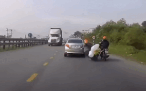 Văng xuống đường sau va chạm giao thông, phản ứng nhanh nhạy của người mẹ cứu sống 2 mạng người