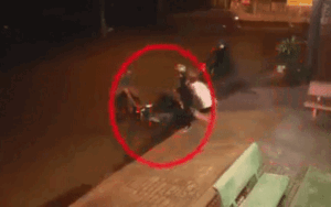 Thấy bạn trai bị cướp tấn công, cô gái 'tung cước' giải vây và lập công bắt cướp