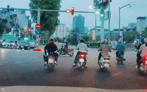 Nữ 'Ninja Lead' hồn nhiên đứng giữa đường bấm điện thoại, nhiều người ngoái nhìn với ánh mắt khó hiểu