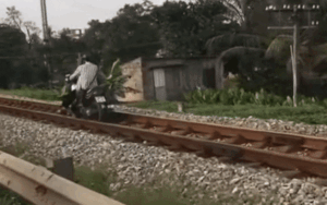 Nam thanh niên đi xe máy trên đường ray xe lửa bị chỉ trích dữ dội