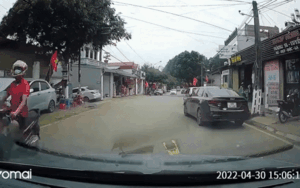 Bé trai bất thình lình tạt ngang đầu ô tô, màn xử lý của tài xế nhận về vô số lời khen