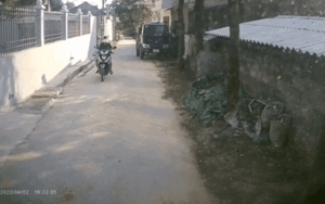 Clip: Người đàn ông 'hổ báo' tự ý dựng xe máy chắn giữa đường làng, không cho xe cộ nào qua lại